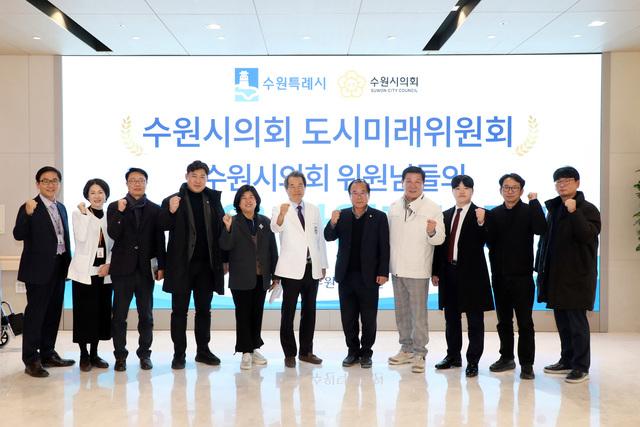 NSP통신-12일 덕사병원을 방문한 수원시의회 도시미래위원회 이찬용 위원장(오른쪽 다섯번째) 및 의원들과 병원 관계자들이 기념촬영을 하고 있다. (사진 = 수원시의회)