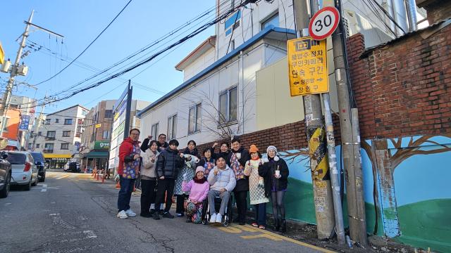 NSP통신-12일 김동은 수원시의원(오른쪽 세번째)과 벽화그리기 참석자들이 기념촬영을 하고 있다. (사진 = 김동은의원)