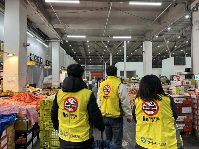 NSP통신-단속반이 수원시농수산물도매시장에서 흡연 행위를 단속하고 있다. (사진 = 수원시)