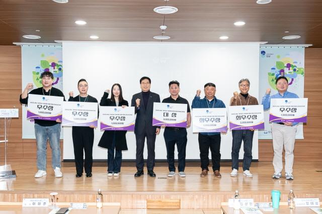 NSP통신-2025 성남 기후테크 사업화 지원 성과공유회시상 기념촬영 모습. 사진 왼쪽부터 어썸랩 대표, 니즈 대표, 최지수 엘씨벤처스 대표, 이의준 성남산업진흥원 원장, 스트라티오 코리아 대표, 트라이매스 대표, 위제이 대표, 뮤토랩스 대표. (사진 = 성남산업진흥원)