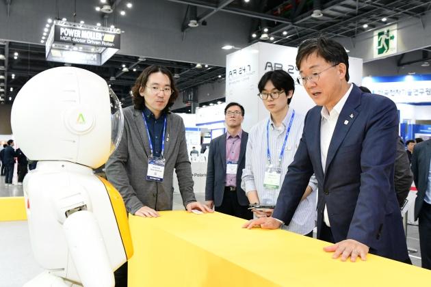 NSP통신-이민근 안산시장이 킨텍스에서 열린 2024로보월드에서 관계자로부터 휴머노이드로봇에 대한 설명을 청취하고 있다. (사진 = 안산시)