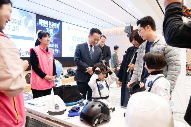 NSP통신-경기기후위성 성공 기념식에서 고영인 경제부지사가 우주체험존 라운딩을 하고 있다. (사진 = 경기도)