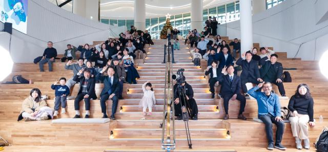 NSP통신-경기기후위성 성공 기념식에서 고영인 경제부지사, 박장한 우주청 우주항공서비스 개발과장, 김윤재 기상청 국가기상위성센터장, 안종태 국토지리정보원 국토위성센터장, 이명현 천문학자 및 도민들이 기념촬영을 하고 있다. (사진 = 경기도)