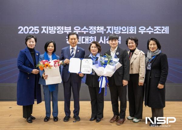 NSP통신-김화신 의원이 더불어민주당 2025 지방정부 우수 정책·지방의회 우수조례 경진대회에서 정청래 당대표로부터 우수조례 1급 포상 상장을 수여받고 기념촬영을 하고 있다. (사진 = 전남도의회)