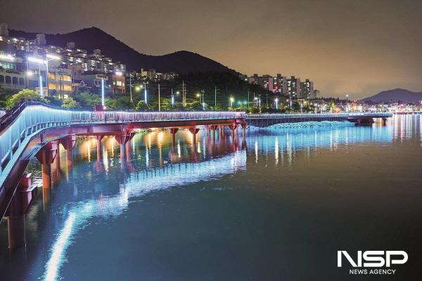 NSP통신-사진은 소호동동다리 야경, 김종길 의원이 소호 연안과 화양반도 전체를 연결하는 명품 해안길 조성을 제안했다. (사진 = 여수시의회)