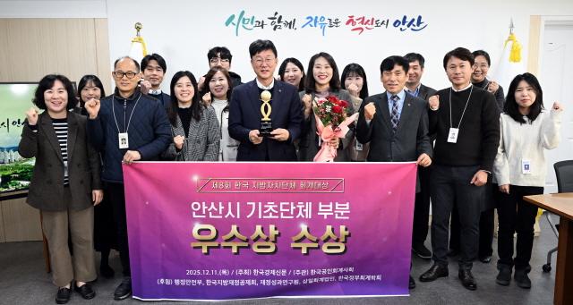 NSP통신-이민근 안산시장(앞줄 왼쪽 네번째)이 제8회 한국 지방자치단체 회계대상 기초자치단체 부문에서 우수상을 수상하고 관계 공무원들과 함께 기념촬영을 하고 있다. (사진 = 안산시)