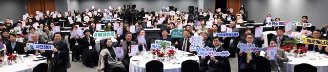 NSP통신-12일 이민근 안산시장이 안산문화예술의전당 국제회의장에서 2025 탄소중립 정책포럼을 개최하고 참석자들과 함께 기념촬영을 하고 있다. (사진 = 안산시)