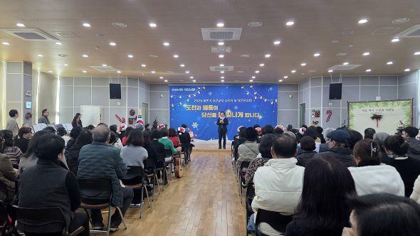 NSP통신-수료증 수여, 수강생들의 바이올린 연주, 통기타 연주 등 다채로운 식후 공연도 펼쳐져 마음을 어루만지고 따뜻해지는 감동과 활기로 행사장을 채웠다. (사진 = 안동시)