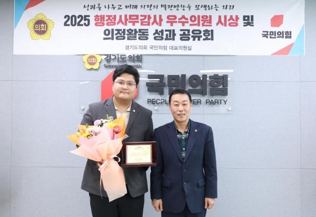 NSP통신-12일 경기도의회 국민의힘 회의실에서 2025 행정사무감사 우수의원 선정된 오창준 경기도의원(왼쪽)이 수상 기념촬영을 하고 있다. (사진 = 경기도의회)