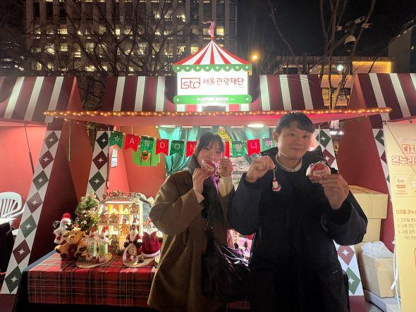 NSP통신-안동시 서울에서 안동의 겨울여행 홍보, 2025 광화문마켓․서울빛초롱축제서 안동 전통․관광 매력 홍보, 하회탈 한지 조형물 전시, 서울 도심속 안동의 전통콘텐츠 선보여 (사진 = 안동시)