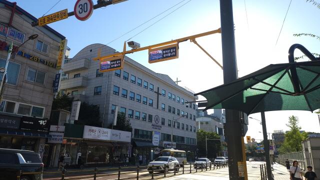 NSP통신-기흥구 어린이보호구역 내에 도입한 정지선 위반 알리미와 우회전 감응 시스템. (사진 = 용인특례시)