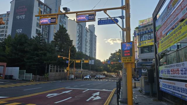 NSP통신-기흥구 어린이보호구역 내에 도입한 정지선 위반 알리미와 우회전 감응 시스템. (사진 = 용인특례시)