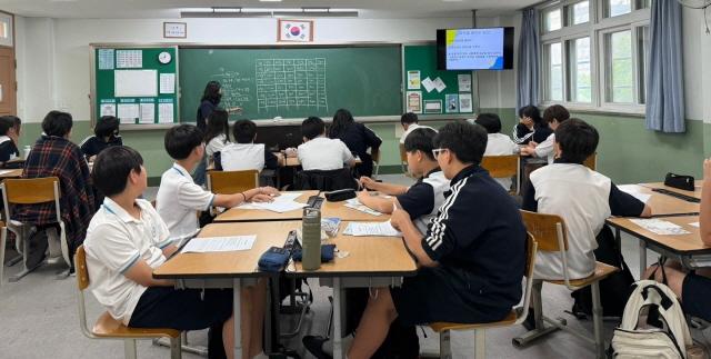NSP통신-팽성청소년문화의집 찾아가는 청소년 노동인권 교육 모습. (사진 = 평택시)