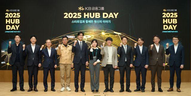 NSP통신-지난 12일 여의도 KB국민은행 신관에서 진행된 2025 HUB Day에서 양종희 KB금융그룹 회장(왼쪽 세번째), 이창권 디지털·IT부문장(왼쪽 두번째), 이재근 글로벌사업부문장(왼쪽 열번째), 윤법렬 KB인베스트먼트 대표(왼쪽 열한번째)와 KB스타터스 참여 스타트업 관계자들이 기념 촬영을 하고 있다. (사진 = KB금융)