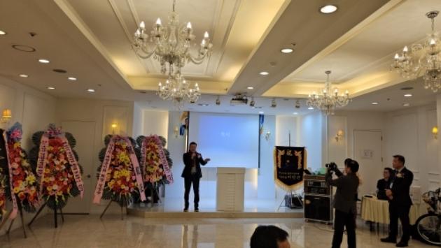 NSP통신-안산시 영남산악회 송년회 및 회장 이취임식에서 축사하는 김석훈 전 국민의힘 안산시갑 당협위원장. (사진 = 김석훈 전 당협위원장실)