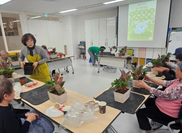 NSP통신-인지강화교실 기억을 심는 강아지정원 (사진 = 고양시)