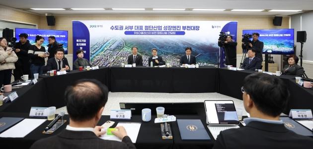 NSP통신-15일 오전 부천시 오정구청에서 개최한 부천대장 R&D클러스터 비전 파트너쉽 간담회에서 김동연 경기도지사, 조용익 부천시장, 서영석 국회의원, 도의원, 입주기업, LH 계양부천본부장, 부천도시공사 및 기업 관계자들이 간담회를 하고 있다. (사진 = 경기도)