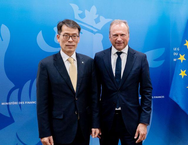 NSP통신-12일 룩셈부르크 재무부 청사에서 (왼쪽부터) 김성태 기업은행장, 질 로트 룩셈부르크 재무장관 겸 룩셈부르크 하우스 오브 핀테크(LHoFT) 의장이 기념촬영을 하고 있다. (사진 = IBK기업은행)