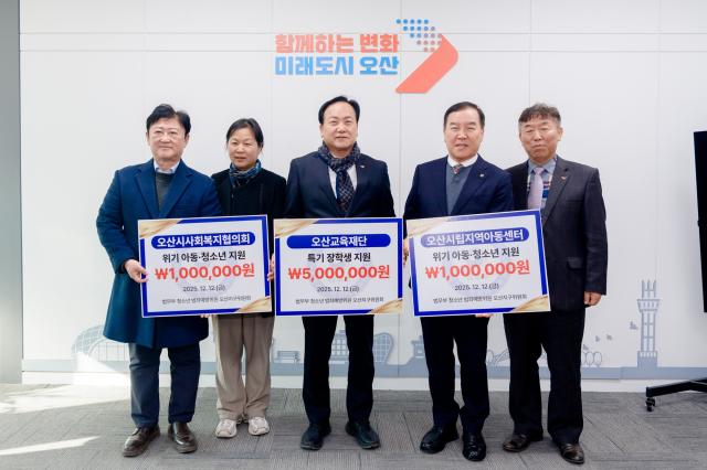 NSP통신-12일 이권재 오산시장(가운데)와 청소년 범죄예방위원 오산지구위원회 관계자들이 기탁식에서 기념촬영을 하는 모습. (사진 = 오산시)