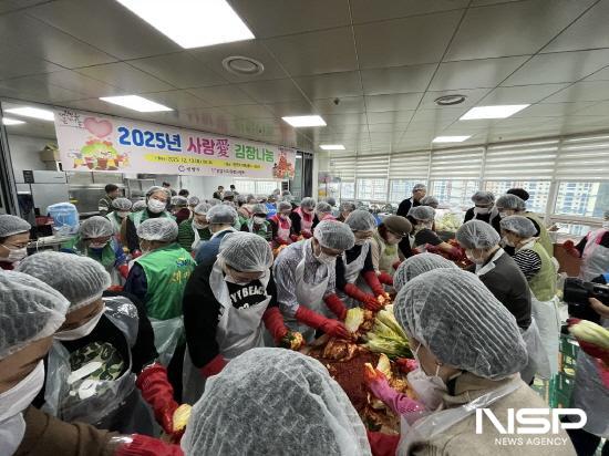 NSP통신-자원봉사자들 절임배추 양념 버무림 (사진 = 광양시청)