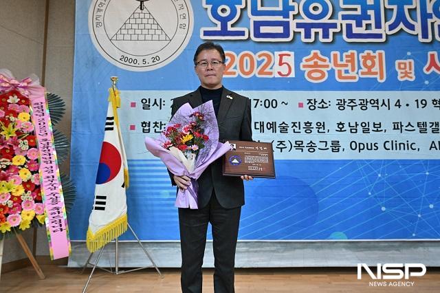 NSP통신-완주군의회 이주갑 의원이 광주광역시 4·19혁명기념관에서 열린 호남유권자연합 2025 송년회 및 특별공로상 시상식에서 올해의 최우수 기초의원상을 수상했다. (사진 = 완주군의회)