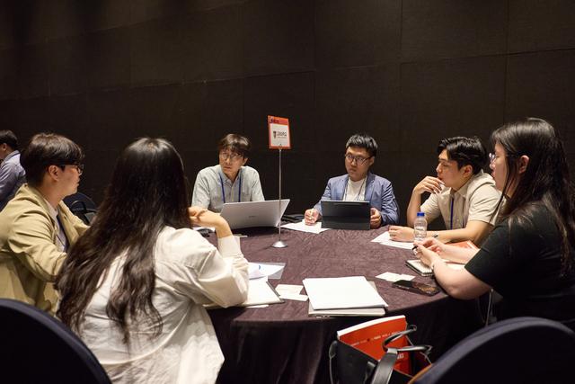 NSP통신-6월 커넥트 데이 행사에서 참여대학 및 기업 관계자들이 기술 이전 상담을 하고 있다. (사진 = 화성시)