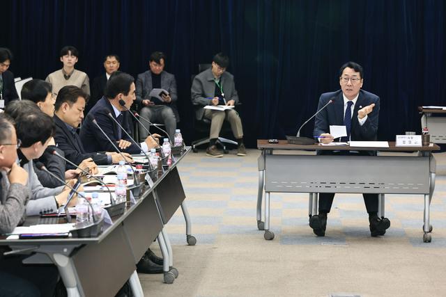 NSP통신-15일 정명근 화성시장(오른쪽)이 재생에너지 공급 기반 확대 및 데이터센터 전력 수급 안정성 확보 방안에 대해 전문가들과 종합 토론을 하고 있다. (사진 = 화성시)