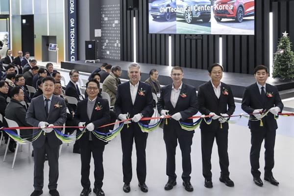NSP통신-GM 테크니컬센터 코리아 청라 주행시험장 내 버추얼 엔지니어링 랩 개소 기념 테이프 커팅을 하고 있는 GM 임직원들과 주요 내외부 이해관계자들 (사진 = 한국지엠)