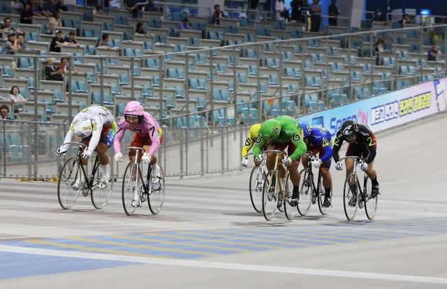 NSP통신-광명스피돔에서 1번 정종진, 7번 임채빈의 경주 장면 (사진 = 국민체육진흥공단)