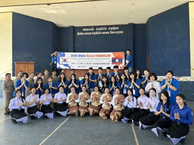 NSP통신-안산문화재단 청소년국제문화교류 워크숍 단체 기념촬영 모습. (사진 = 안산문화재단)