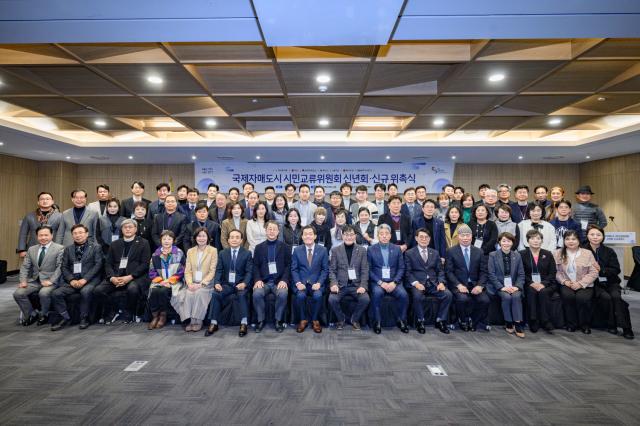 NSP통신-수원시 국제자매도시 시민교류위원회 신년회·신규 위촉식에서 이재준 수원시장(앞줄 왼쪽 여덟번째)과 위원들이 기념촬영을 하고 있다. (사진 = 수원시)