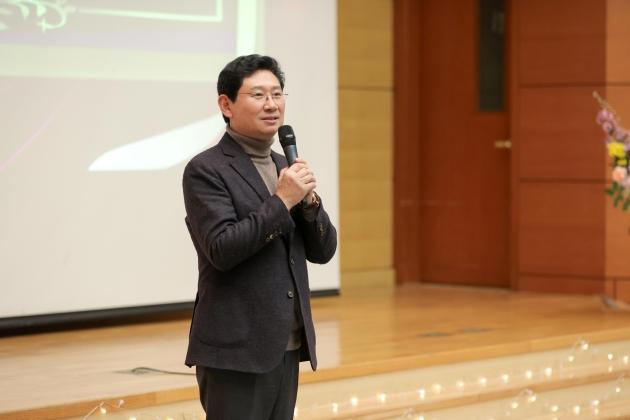 NSP통신-2025년 지역 문화예술 발전 유공자 표창장 수여식에서 이상일 용인특례시장이 인사말을 하고 있다. (사진 = 용인특례시)