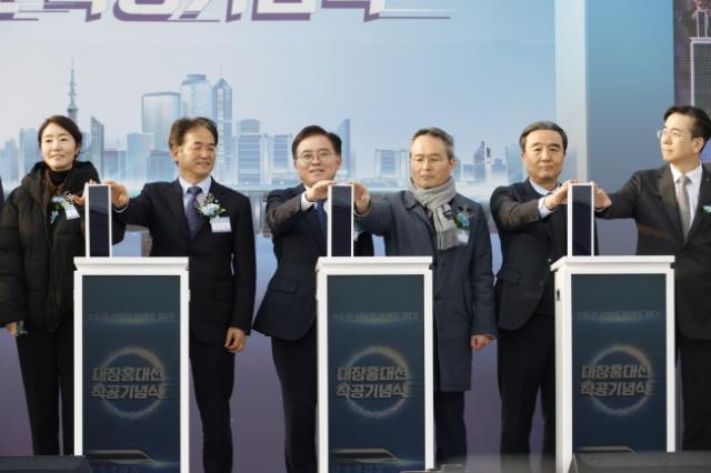 NSP통신-진교훈 서울 강서구청장(왼쪽 세 번째)이 부천시 오정대공원 인조잔디구장에서 열린 대장홍대선 광역철도 착공식에 참석해 내빈들과 착공 기념 퍼포먼스를 하고 있다. (사진 = 서울 강서구청)