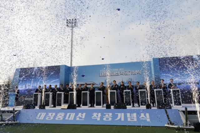 NSP통신-진교훈 서울 강서구청장이 부천시 오정대공원 인조잔디구장에서 열린 대장홍대선 광역철도 착공식에 참석해 착공식을 축하하고 있다. (사진 = 서울 강서구청)