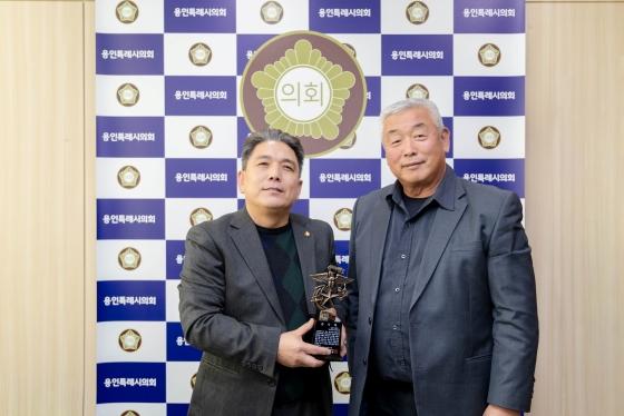 NSP통신-12일 이창식 용인시의원이 지역 주민의 안전과 복지증진 위한 의정활동 기여 공로로 해병대 용인특례시 전우회로부터 감사패를 수여 받았다. (사진 = 용인특례시)