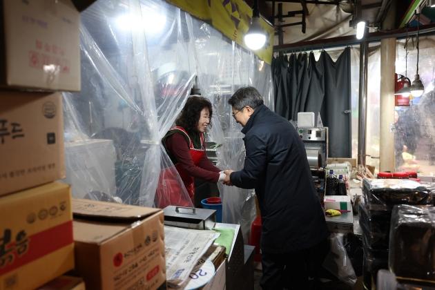 NSP통신-15일 오후 부천시 제일시장에 김동연 경기도지사가 방문하여 피해 상인을 위로 및 격려하고 있다. (사진 = 경기도)