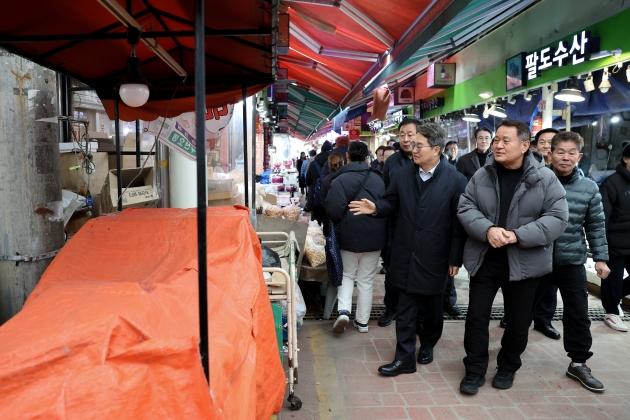 NSP통신-15일 오후 부천시 제일시장에 김동연 경기도지사가 방문하여 트럭 돌진 사고 피해수습 및 지원상황 등을 점검하고 있다. (사진 = 경기도)