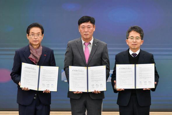 NSP통신-영주시 2,200억원 방위산업 투자유치 성공, K-방산도시 첫걸음, 코리아디펜스인더스트리와 역대 최대 면적(122만㎡) 투자양해각서 체결 (사진 = 영주시)