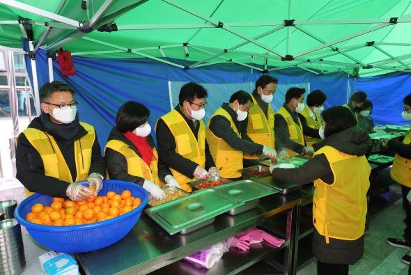 NSP통신-안동시의회 자원봉사활동 실시, 연말맞이 안동시 자원봉사센터에서 배식 봉사 (사진 = 안동시의회)