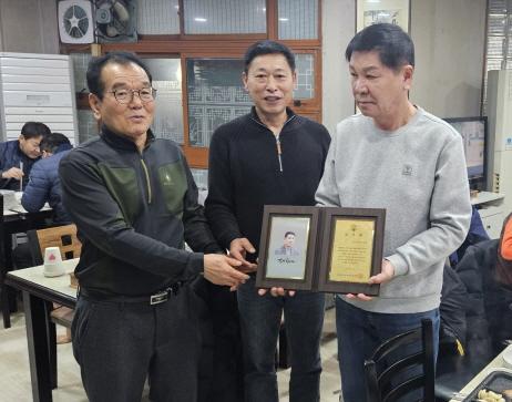 NSP통신-13일 유재광 수원시의원(오른쪽)이 서둔동 자율방범대 일동으로부터 감사패를 받고 기념촬영을 하는 모습. (사진 = 수원시)