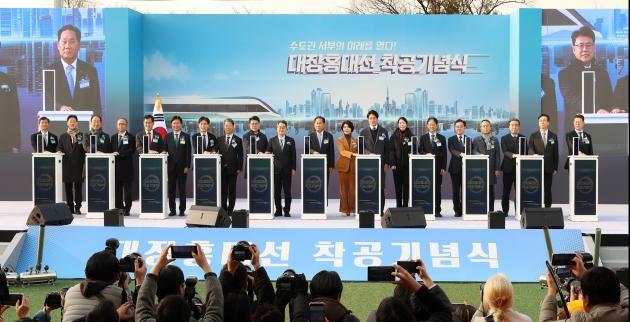 NSP통신-15일 오후 부천시 오정대공원에서 개최한 대장-홍대선 착공 기념식에서 김동연 경기도지사, 김용석 대도시권광역교통위원장, 조용익 부천시장, 이동환 고양시장, 이기재 양천구청장, 진교훈 강서구청장, 강선우·서영석·이용선·진성준·한정애·한준호 국회의원 등 관계자들이 착공 기념 세레머니를 진행하고 있다. (사진 = 경기도)
