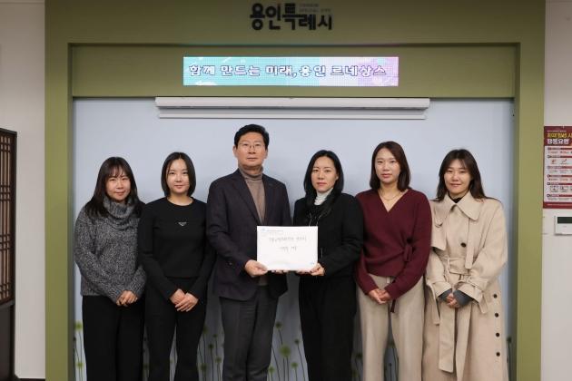 NSP통신-이상일 용인특례시장이 15일 시장실에서 기흥역세권에 거주하는 시민들로부터 사회복지시설 입지 재검토 등의 내용이 담긴 진정서를 받았다. (사진 = 용인특례시)