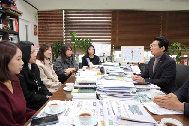 NSP통신-이상일 용인특례시장이 15일 시장실에서 기흥역세권에 거주하는 시민들과 만나 교육 현안을 논의하고 있다. (사진 = 용인특례시)