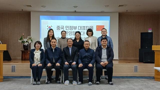 NSP통신-15일 수원시를 방문한 중국 민정부 대표단이 기념촬영을 하는 모습. (사진 = 수원시)