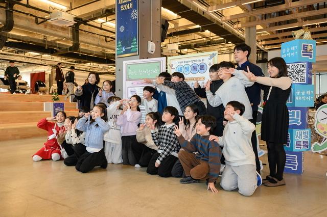 NSP통신-새빛톡톡을 활용해 우리도 참여할래요 수업을 진행한 수원지역 초등학생들이 기념촬영을 하고 있다. (사진 = 수원시)