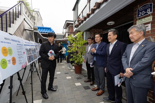 NSP통신-수원시와 한국보훈복지의료공단이 수원지역 독립유공자 후손의 집수리를 지원한 새빛하우스 앞에서 관계자들이 사업 설명을 듣고 있다. (사진 = 수원시)