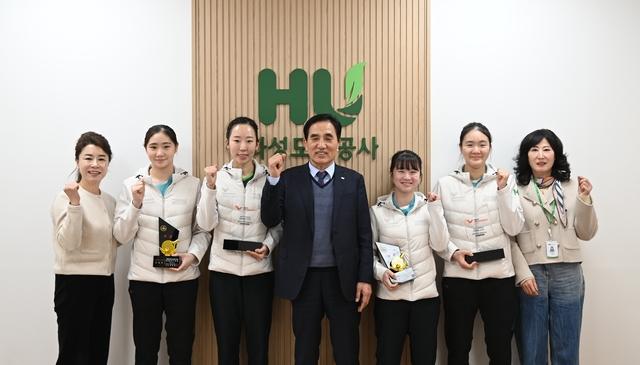 NSP통신-국제대회와 전국대회에서 입상한 화성도시공사 탁구단 선수들과 HU공사 한병홍 사장(가운데)이 기념촬영을 하는 모습. (사진 = 화성도시공사)
