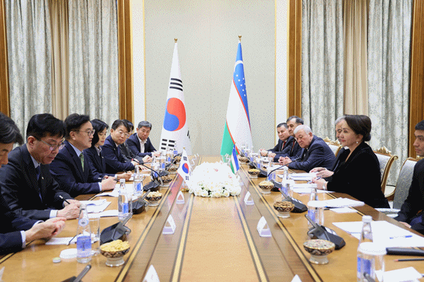 NSP통신-우원식 국회의장이 나르바예바 우즈베키스탄 상원의장과 환담하고 있다. (사진 = 국회의장 공보 수석실)