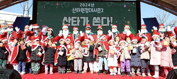 NSP통신-강진군지역사회보장협의체가 지난 해 진행한 산타원정대 시즌2 산타버스 대 작전. (사진 = 강진군)