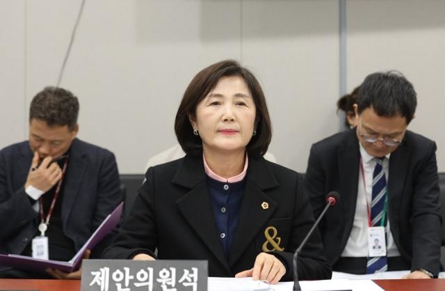 NSP통신-김영희 경기도의원이 15일 소관 상임위원회인 교육행정위원회 심사에 참석 한 모습. (사진 = 경기도의회)